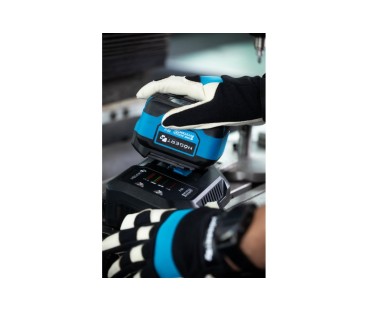 Szybka ładowarka 6A 18V HOEGERT HT2E243-C60