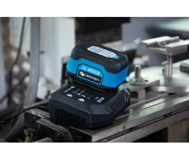 Szybka ładowarka 6A 18V HOEGERT HT2E243-C60