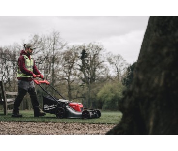 Kosiarka samojezdna 53cm z napędem M18 F2LM53-122 na dwa akumulatory MILWAUKEE 4933499213