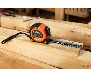 Miara zwijana stalowa Super Black 10 m x 25 mm, auto blokada, dwa przyciski stop, magnes NEO TOOLS 67-245